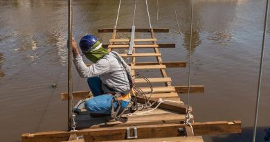 Reconstrução da Ponte Pênsil avança para a fixação das madeiras