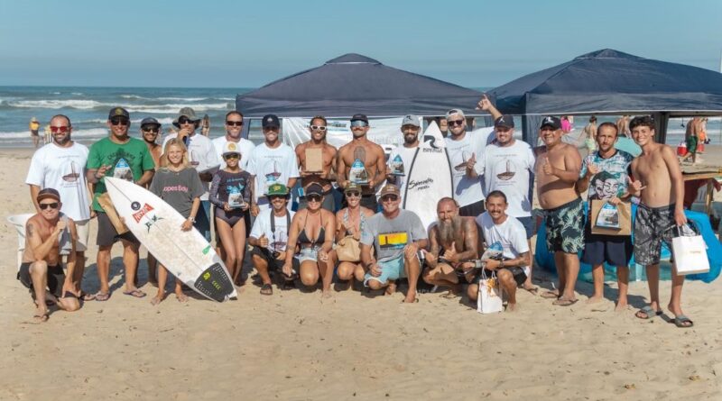 Competição de surf reúne fãs do esporte em Passo de Torres